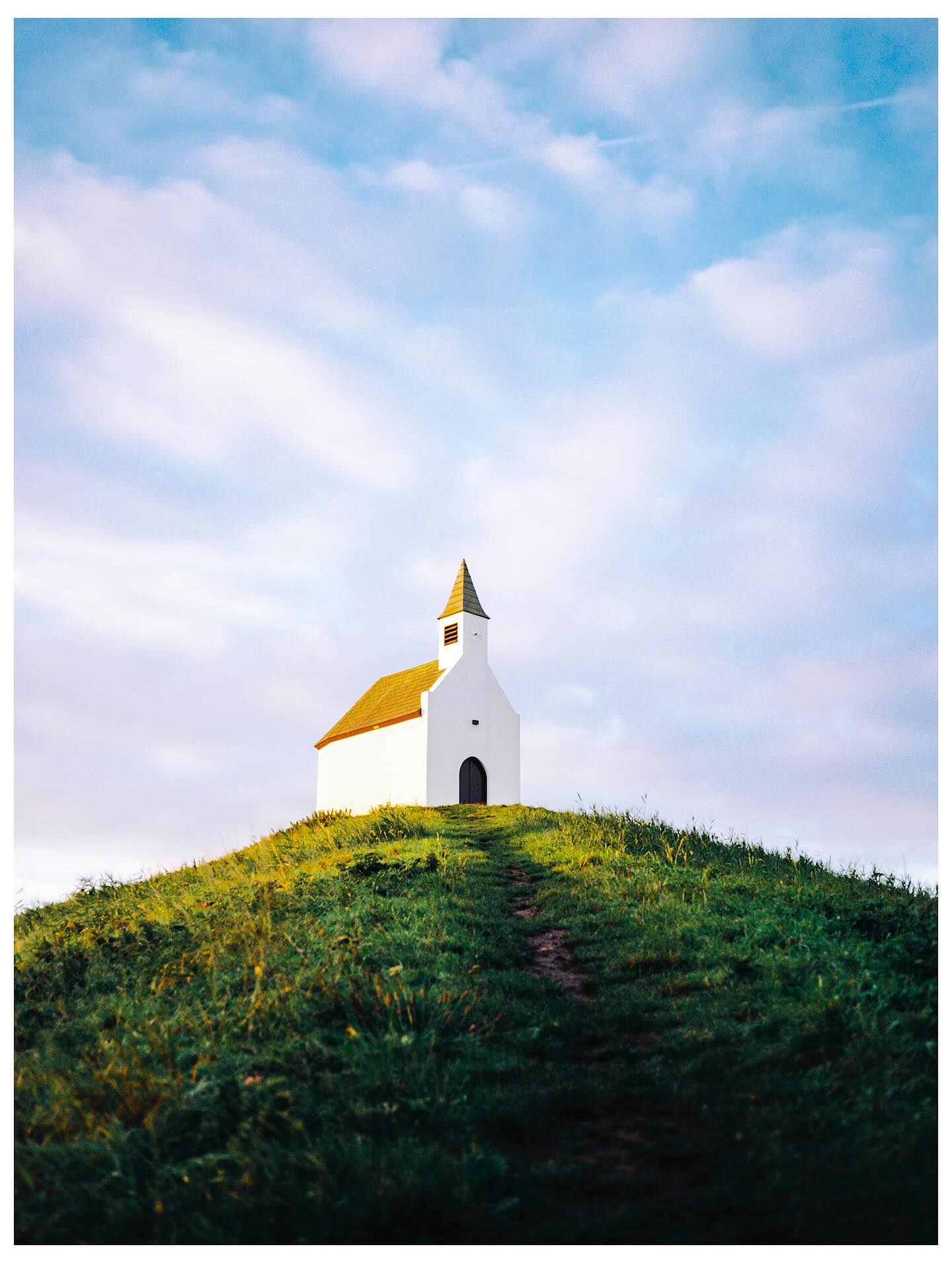 ⠀
📸: @shots.by_juan
🎞: Kodak #Gold200
⠀
#KodakFilm
#KodakProfessional
⠀
“Shooting on film helps me trust the moment. There’s no screen, no instant feedback just instinct, light, and patience. I try to make images that feel honest, cinematic without being staged, and rooted in the mood of a place.”